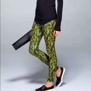 WORN ONCE-NEVER USED TO WORKOUT. Lululemon Wunder Under leggings - SIZE 4